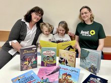 Büchereileiterin Katrin Stangl (links) und Vorstandsmitglied Hanna Rauh mit zwei Erstleserinnen