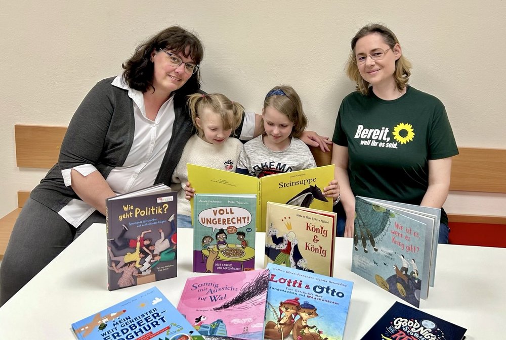 Büchereileiterin Katrin Stangl (links) und Vorstandsmitglied Hanna Rauh mit zwei Erstleserinnen